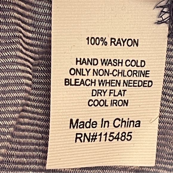 Lauren Conrad Blue Embossed Flowers Rayon Scarf 44x42 - Picture 4 of 4